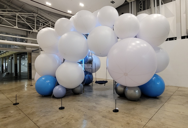 손몽주 작가의 설치 작품은 직접 그네를 타볼 수 있다. 오금아 기자