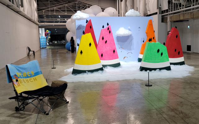 노동식 작가의 수박 산을 표현한 작품. 전시장에 관람객이 앉을 수 있는 비치의자가 놓여 있다. 오금아 기자