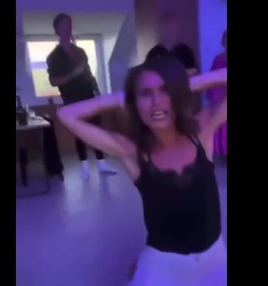 18일 산나 마린 핀란드 총리가 파티를 즐기는 영상이 SNS에 올라왔다. 연합뉴스