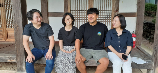 요산김정한문학관 선정 ‘이달의 초대작가’ 4인은 “‘노후화 부산문학’, 젊은 세대 수혈이 가장 시급하다”고 했다. 왼쪽부터 이기록 김미령 임성용 정미형 작가.