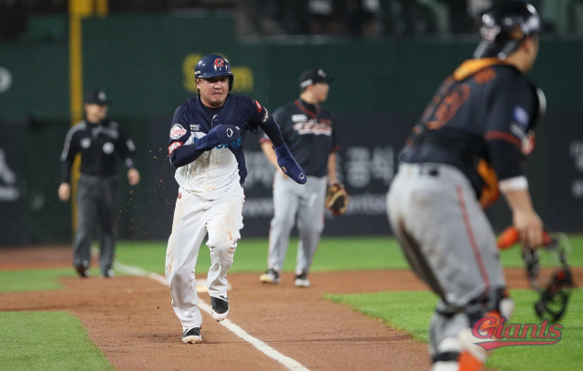 롯데 자이언츠가 올 시즌 최하위 한화 이글스에게 승리를 내주면서 ‘8치올’에 대한 팬들의 기대감에 찬물을 끼얹었다. 20일 롯데 내야수 정훈이 이대호의 타석에서 홈으로 파고 들고 있다. 롯데 자이언츠 제공