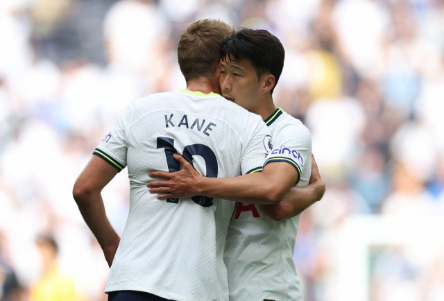 20일 울버햄프턴과전에서 결승 골을 넣은 해리 케인을 축하하는 손흥민(오른쪽). 로이터연합뉴스