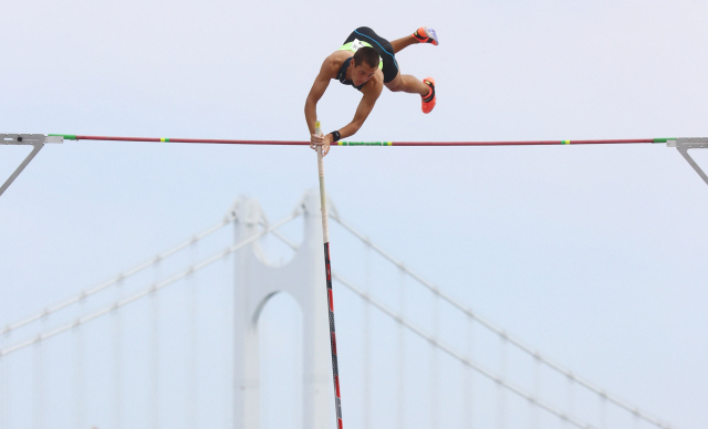 3년 만에 열린 2022 부산국제장대높이뛰기경기대회에서 일본 선수들이 우승을 독차지했다. 9일 광안해변공원 특설경기장에서 진행된 U20 남자 주니어부 경기에서 우승한 기타다 루이(일본)가 바를 힘차게 넘고 있다. 정종회 기자 jjh@