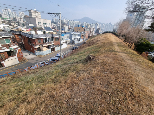 수영구 망미1동 일대 동래고읍성 터 모습. 수영구청 제공