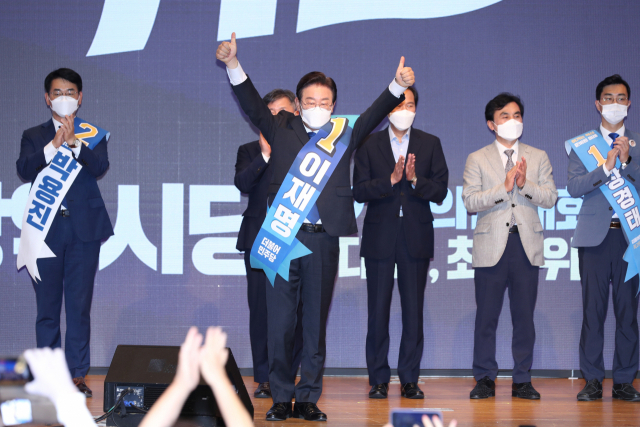 21일 오후 광주 김대중컨벤션센터에서 열린 더불어민주당 당 대표와 최고위원 후보자 광주 합동연설회에서 이재명 후보가 인사하고 있다. 연합뉴스