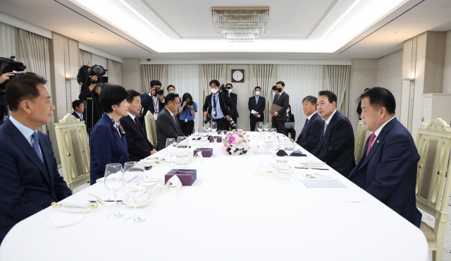 윤석열 대통령이 19일 서울 용산 대통령실 청사에서 김진표 국회의장 등 21대 국회 후반기 신임 국회의장단을 초청해 만찬을 했다. 연합뉴스