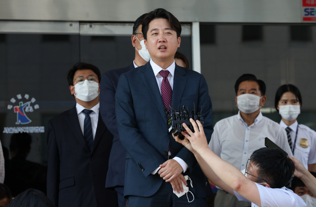 국민의힘 이준석 전 대표가 지난 17일 오후 서울남부지법에서 당 비상대책위원회 효력을 정지해달라며 낸 가처분 신청 사건의 심문을 마친 뒤 취재진의 질문에 답변하고 있다. 이날 이 전 대표 지지 당원들의 모임 '국민의힘 바로세우기'(국바세) 소속 1천500여 명이 비슷한 취지로 낸 효력정지 가처분 신청 사건도 같은 시각, 같은 법정에서 함께 심문이 진행됐다. 연합뉴스