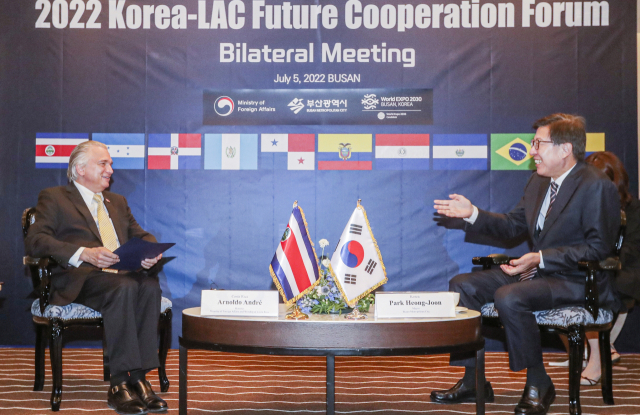 지난달 5일 부산 해운대구 파라다이스호텔에서 열린 ‘2022 한-중남미수교60주년 기념 미래협력 포럼’에서 박형준 부산시장이 안드레 코스타리카 외교부 장관과 회담을 하고 있다. 부산일보DB