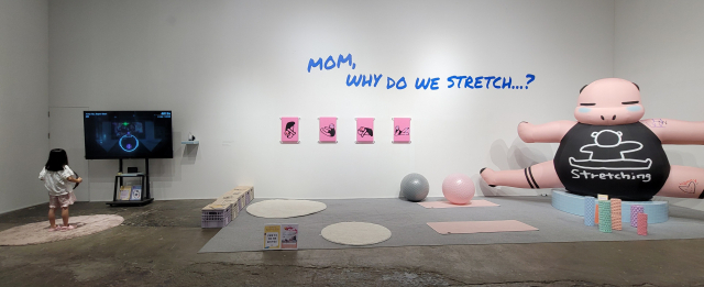 황인지 작가는 관람객들이 스트레칭 인형 옆에서 몸풀기 체험을 할 수 있게 했다. 오금아 기자