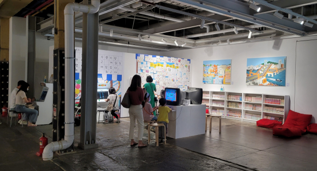 '우리에게도 여름방학이 필요해'에서 관람객들이 그림일기 그리기와 게임기 체험을 하고 있다. 오금아 기자