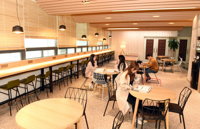 2019년 부경대가 환경해양관 1층에 ‘카공족’을 위해 마련한 스터디카페에서 학생들이 공부하고 있다. 부산일보DB