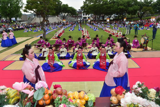 진주 논개제 당시 진주성 내에서 선보인 ‘의암별제’ 모습. 진주시 제공