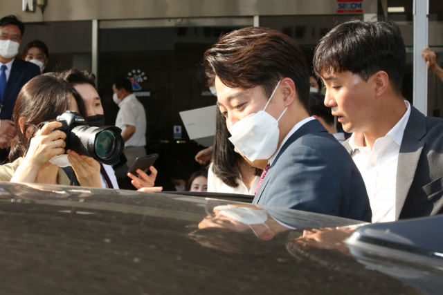 국민의힘 이준석 전 대표가 지난 17일 양천구 서울남부지방법원에서 열린 당 비상대책위원회 효력정지 가처분 신청 사건의 심문을 마친 후 법원을 떠나고 있다. 연합뉴스