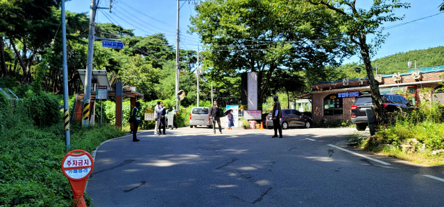 보수와 진보 단체들이 24일부터 집회·시위 장소로 신청한 평산마을 청수골 가든 주변 도로. 사저 경호구역 확장과 함께 대통령 경호처가 이곳에 펜스를 설치하고 마을 진입 차량에 대한 검문검색을 실시하고 있다. 김태권 기자