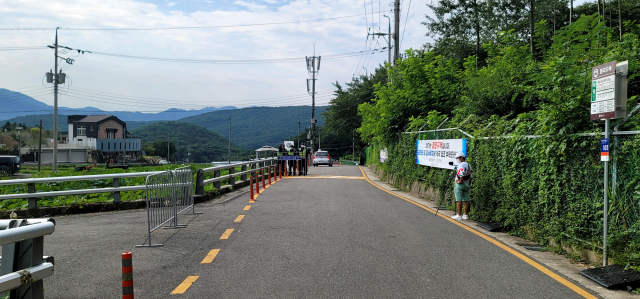 23일 오전 문 전 대통령 사저 입구 도로에서의 집회시위에 사용됐던 시위용품이 말끔히 치워졌다. 김태권 기자