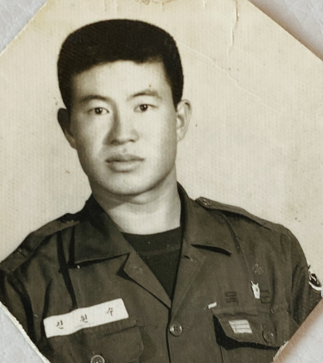 영희 씨 남편이 편지에 함께 넣어 보낸 본인 사진 모습.