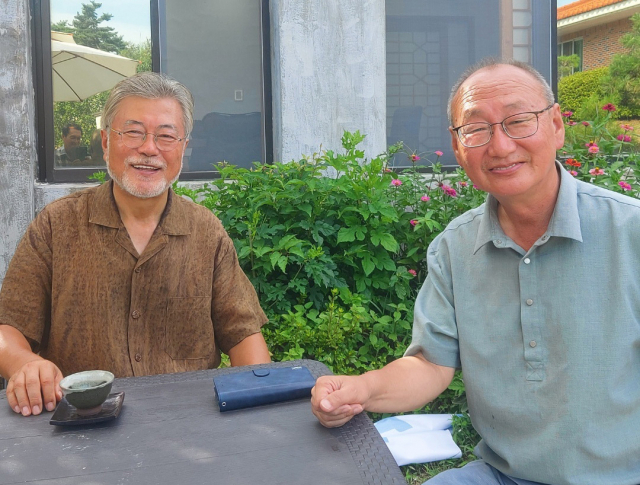 문 전 대통령이 22일 사저 인근에 있는 신한균 사기장 집을 찾아 차를 마시며 담소를 나누고 있다. 독자 제공