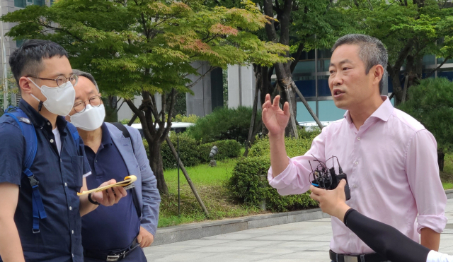 덴마크한국인진상규명그룹(DKRG) 공동대표인 피터 뭴러 변호사(오른쪽)가 23일 오전 서울 중구 진실화해위에 덴마크 입양인 인권 침해 조사를 정식 신청한 뒤 기자회견을 하고 있다. 뿌리의집 제공