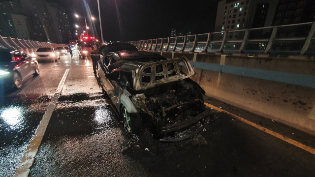 지난 19일 영도구 남항대교에서 부산항대교 방향으로 달리던 아반떼의 엔진룸에서 불이 났다. 운전자는 대피했지만 차량은 전소됐다. 부산소방재난본부 제공
