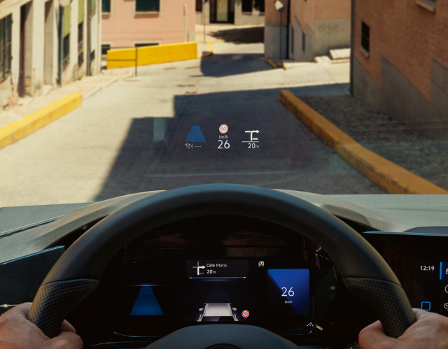 최근들어 소형차와 콤팩트 SUV(스포츠유틸리티차량)에 헤드업 디스플레이(HUD)를 장착하는 사례가 늘고 있다. 폭스바겐 8세대 골프와 HUD. 폭스바겐코리아 제공