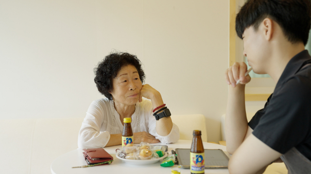 영희 어머님은 처음 부산에 와서 힘들었던 그때 그 시절 '참 힘들었다'고 회상합니다. 물 한 동이를 얻기 위해 산꼭대기 절을 매일 가야 할 정도로 생활 시설이 열악한 때였습니다.