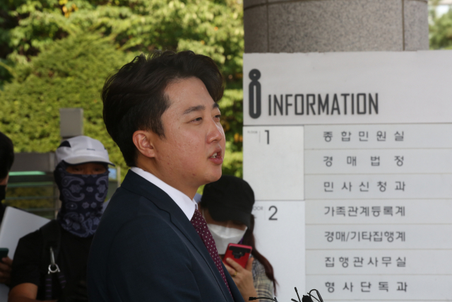국민의힘 이준석 전 대표가 지난 17일 양천구 서울남부지방법원에서 열린 당 비상대책위원회 효력정지 가처분 신청 사건의 심문을 마친 후 법원을 빠져나오며 취재진의 질문에 답하고 있다. 연합뉴스