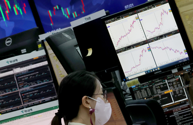 23일 오전 서울 중구 을지로 하나은행 본점 딜링룸에서 외환 딜러가 컴퓨터 화면을 바라보고 있다. 이날 서울 외환시장에서 원/달러 환율은 0.9원 오른 달러당 1,341.8원으로 출발해 장중 1,345원을 돌파했다. 연합뉴스