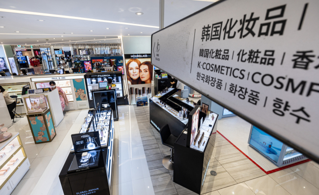 한·중 수교 30주년을 하루 앞둔 23일 서울의 한 대형 면세점이 한산한 모습이다. 코로나19 이전 이 면세점은 중국인 관광객 이용이 많아 안내판 등을 중국어 중심으로 만들어 운영했다. 연합뉴스