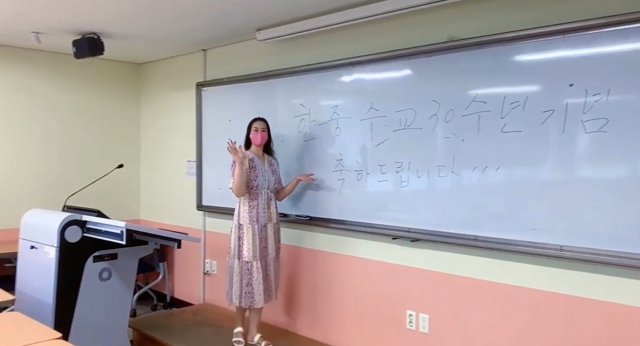 한·중 수교 30주년을 기념해 마련된 UCC 공모전에서 대상을 받은 부산 청년 안유민(위) 씨와 중국 청년 리우원원 씨의 작품 속 장면. 안유민·리우원원 씨 제공