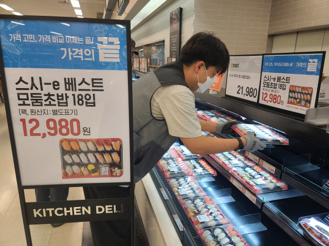 반값 치킨 전쟁에 참전한 이마트가 반값 초밥과 피자까지 선보이면서 이른바 ‘반값 열풍’이 전방위로 확산되고 있다. 이마트 문현점 1층 즉석조리매장에서 초밥을 진열 중인 모습. 이마트 제공