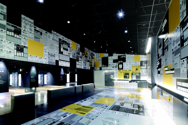 ‘깨어있는 시민 문화체험전시관’ 전경과 ‘바보 노무현, 그리고 노사모’를 담은 제5전시실, 노 전 대통령 탄생과 시대 상황을 알리는 제1전시실 내부(위에서부터). 김해시 제공