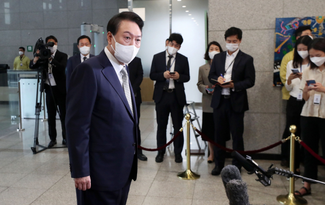 윤석열 대통령이 23일 오전 서울 용산 대통령실 청사로 출근하며 취재진의 질문에 답하고 있다. 연합뉴스