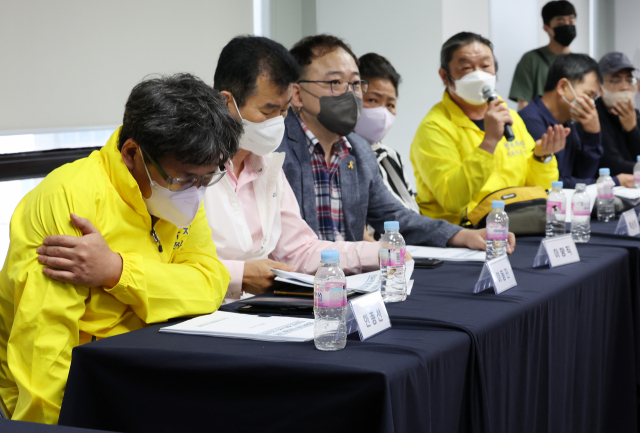 24일 중구 진실 화해를 위한 과거사정리위원회에서 열린 형제복지원 인권침해 사건 진실규명 결정 발표 기자회견에 참석한 피해 생존자들이 심각한 표정을 짓고 있다. 연합뉴스