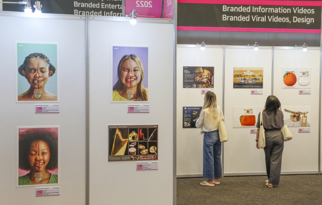 2022 부산국제광고제가 열린 25일 부산 해운대구 벡스코 컨벤션홀을 찾은 관람객들이 전 세계 광고 출품작을 둘러보고 있다. 김종진 기자 kjj1761@