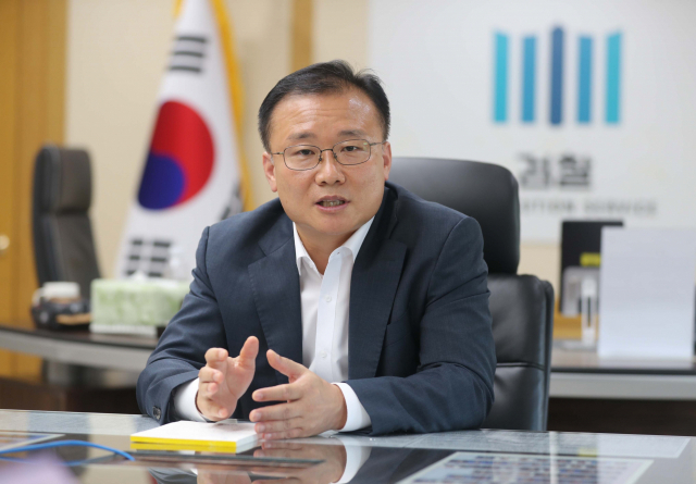 신임 박종근 부산지검장이 지난 25일 부산지검에서 취재진과 인터뷰를 하고 있다. 이재찬 기자 chan@