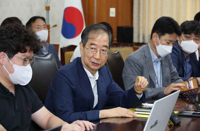 한덕수 국무총리가 25일 정부서울청사에서 출입기자들과 만나 간담회를 갖고 있다. 연합뉴스