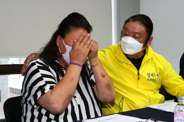 진실·화해를 위한 과거사정리위원회가 24일 형제복지원 사건을 ‘국가에 의한 부당한 인권침해’로 처음 공식 인정했지만, 아직 피해자들을 위한 배·보상 등 후속 조치까지는 갈 길이 멀다. 24일 진실화해위 대회의실에서 열린 형제복지원 인권침해 사건 진실규명 결정 발표 기자회견에서 생존 피해자 박순이 씨가 오열하고 있는 모습. 김종호 기자 kimjh@