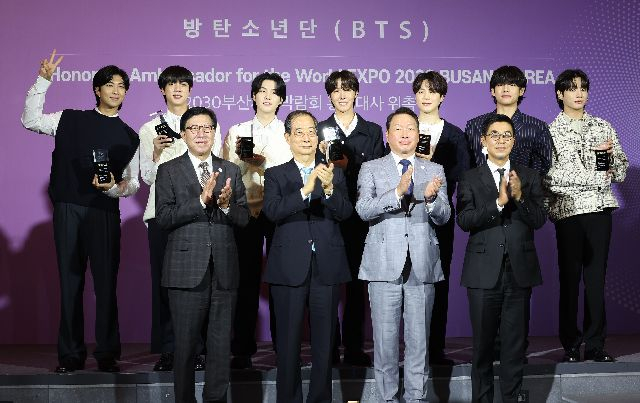 사진은 지난 7월 한덕수 국무총리가 19일 서울 용산구 ㈜하이브에서 그룹 방탄소년단(BTS)에게 부산엑스포 홍보대사 위촉장을 수여한 뒤 참석자들과 기념촬영을 하고 있다. 연합뉴스