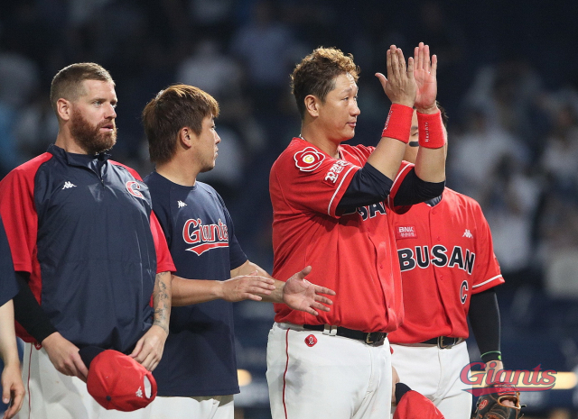 롯데 자이언츠는 최근 10경기에서 7승 3패를 기록하며 5위 쟁탈전에 본격적으로 시동을 걸었다. 스트레일리·반즈·박세웅 1·2·3선발 투수의 활약은 팀 승리의 중요한 원동력으로 작용하고 있다. 지난 23일 롯데 이대호가 NC 다이노스와의 원정 경기에서 승리한 뒤 관중들에게 박수를 보내고 있다. 롯데 자이언츠 제공