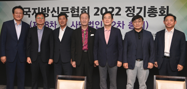 한국지방신문협회(회장 박진오 강원일보 사장·이하 한신협)는 25일 강원도 평창 용평리조트에서 제68차 총회를 열고 매년 되풀이되는 지역신문발전기금 축소 문제에 대해 공동 대응에 나서기로 했다. 이날 총회에는 부산일보 김진수(맨 왼쪽) 사장을 비롯해 박진오 강원일보 사장, 경남신문 남길우 회장, 경인일보 배상록 사장, 대전일보 김재철 사장, 매일신문 정창룡 사장, 전북일보 서창훈 회장, 제주일보 오영수 회장 등 8개 회원사 대표가 참석했다.