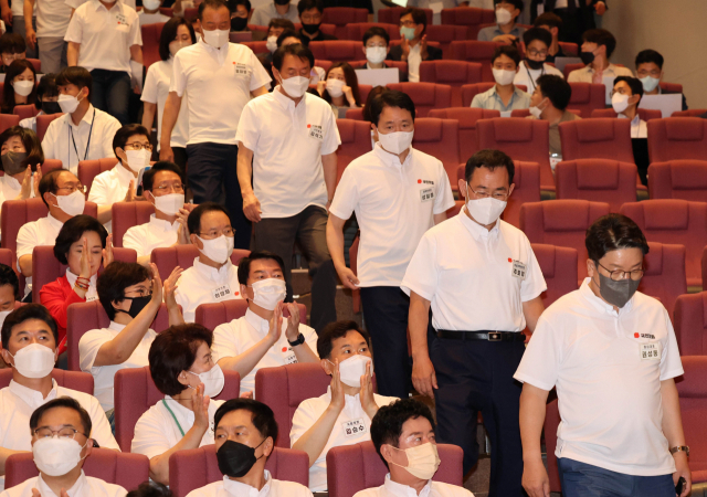 주호영 비대위원장과 권성동 원내대표 등 국민의힘 지도부가 25일 천안 재능교육연수원에서 열린 연찬회에 참석하고 있다. 연합뉴스