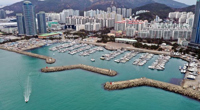 마리나 투어를 즐기기 위해 여름철 관광객이 몰리는 부산 해운대구 수영만요트경기장 일대. 부산일보DB