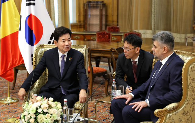 김진표 국회의장이 최근 루마니아 이온 마르첼 치올라쿠 하원의장을 만나 2030부산세계박람회 유치 지지를 요청하고 있다. 부산일보DB