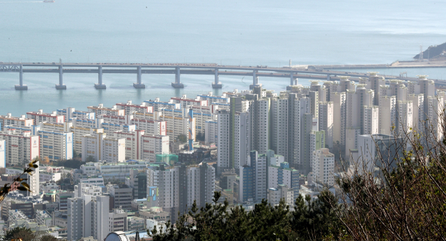 부산의 아파트 가격이 2019년 6월 이후 3년 2개월 만에 가장 큰 폭으로 하락한 것으로 나타났다. 사진은 부산 수영구 일대 아파트 단지들의 모습. 부산일보DB