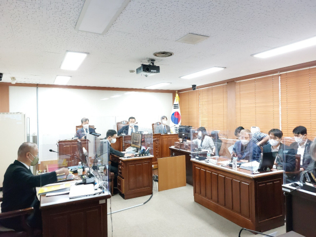 25일 부산해양안전심판원에서 스텔라데이지호 침몰 사고에 대한 해양심판의 첫 심리가 진행되고 있다.