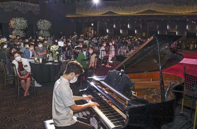 초록우산 아이리더 15주년 기념 2022 아이리더 발대식이 열린 25일 부산 부산진구 헤리움웨딩홀에서 신건호 아이리더가 축하공연을 하고 있다. 김종진 기자 kjj1761@