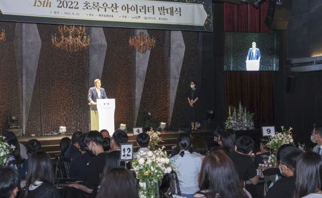초록우산 아이리더 15주년 기념 2022 아이리더 발대식이 열린 25일 부산 부산진구 헤리움웨딩홀에서 초록우산 어린이재단 황영기 회장이 환영사를 하고 있다. 김종진 기자 kjj1761@