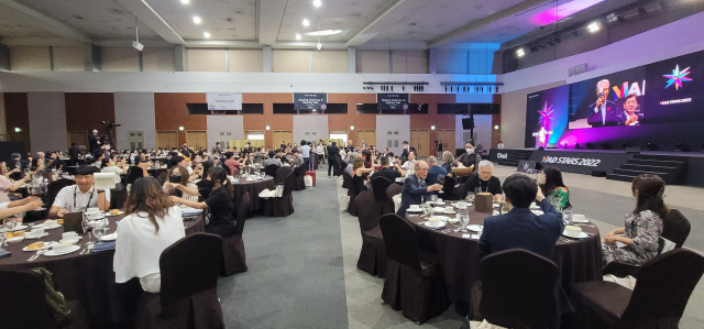 2022 부산국제광고제가 25일 개막했다. 이날 벡스코 컨벤션홀 3층에서 열린 개막 행사에서 김낙회 한국광고총연합회 회장이 건배사를 하고 있다. 오금아 기자