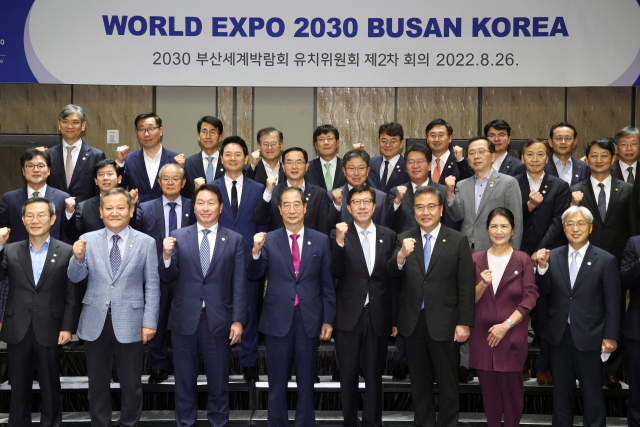 26일 오후 서울 종로구 포시즌스 호텔에서 열린 2030부산세계박람회 유치위원회’ 2차 회의에서 공동위원장인 한덕수 국무총리와 최태원 대한상공회의소 회장 등 참석자들이 기념 촬영하고 있다.(앞줄 왼쪽 두 번째부터) 이상민 행정안전부 장관, 최태원 대한상의 회장, 한덕수 총리, 박형준 부산시장, 박진 외교부 장관. 연합뉴스