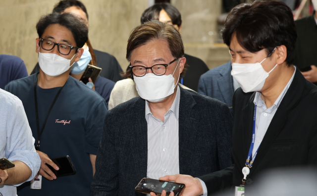 국민의힘 최재형 의원이 27일 오후 서울 여의도 국회에서 열린 의원총회에 참석하고 있다. 연합뉴스